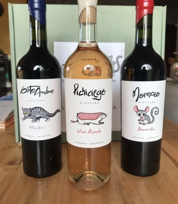 Las tres botellas de la línea Biósfera frente a su caja